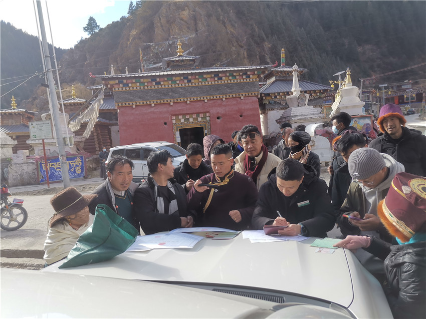 別樣的汽車銀行很接地氣，農(nóng)行德格縣支行開展農(nóng)戶信息建檔，現(xiàn)場為百姓開展金融服務(wù)。.jpg