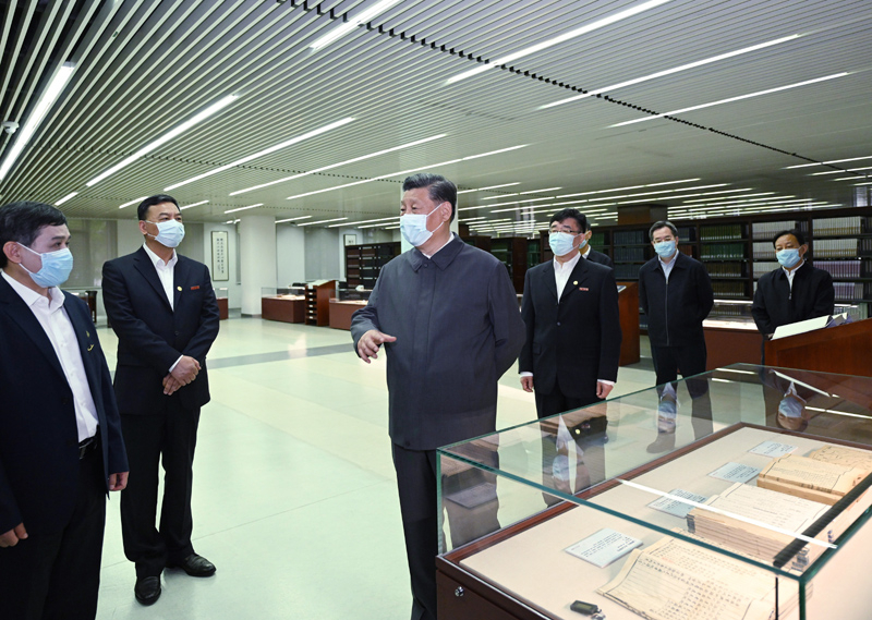 2022年4月25日，習(xí)近平來到中國人民大學(xué)考察調(diào)研。這是他在圖書館考察。