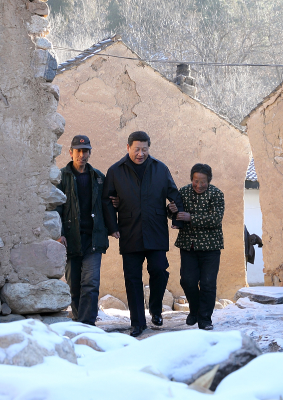 2012年12月30日，習(xí)近平總書記來到地處深山的河北阜平駱駝灣村，走進(jìn)困難群眾唐宗秀家慰問看望。