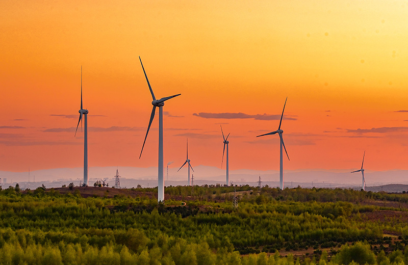 2023年5月23日清晨拍攝的內(nèi)蒙古興安盟烏蘭浩特市呼和馬場風力光伏發(fā)電場內(nèi)的風機。