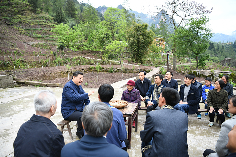 2019年4月15日，習近平總書記在重慶石柱土家族自治縣中益鄉(xiāng)華溪村同村民代表、基層干部、扶貧干部、鄉(xiāng)村醫(yī)生等圍坐在一起，共話脫貧攻堅。