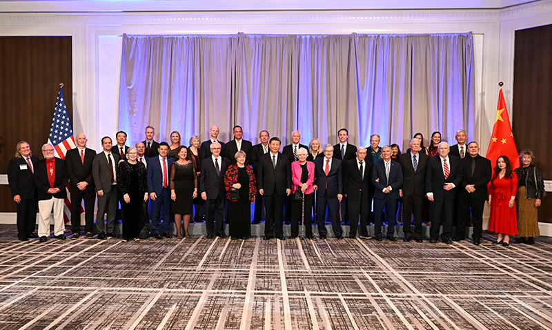 這是美國友好團(tuán)體聯(lián)合歡迎宴會開始前，習(xí)近平主席會見飛虎隊(duì)和史迪威將軍后人、鼓嶺、艾奧瓦州、華盛頓州等方面友好人士代表，同他們親切交談并合影留念。