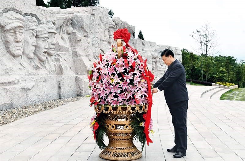 2021年4月25日至27日，中共中央總書記、國家主席、中央軍委主席習(xí)近平在廣西考察。這是25日上午，習(xí)近平在位于桂林市全州縣的紅軍長征湘江戰(zhàn)役紀(jì)念園，向湘江戰(zhàn)役紅軍烈士敬獻(xiàn)花籃。 新華社記者 謝環(huán)馳/攝