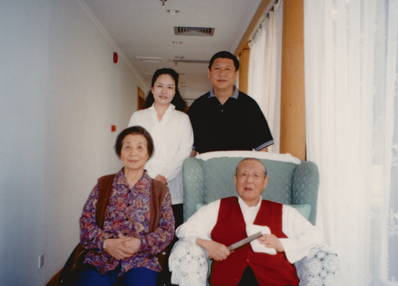 這是習(xí)近平、彭麗媛同習(xí)仲勛、齊心的合影。