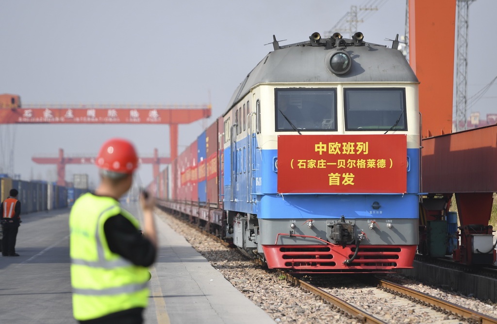 3月21日，滿載110個(gè)標(biāo)準(zhǔn)集裝箱貨物的中歐班列從石家莊國(guó)際陸港出發(fā)，駛往塞爾維亞共和國(guó)首都貝爾格萊德。新華社發(fā)（張曉峰攝）