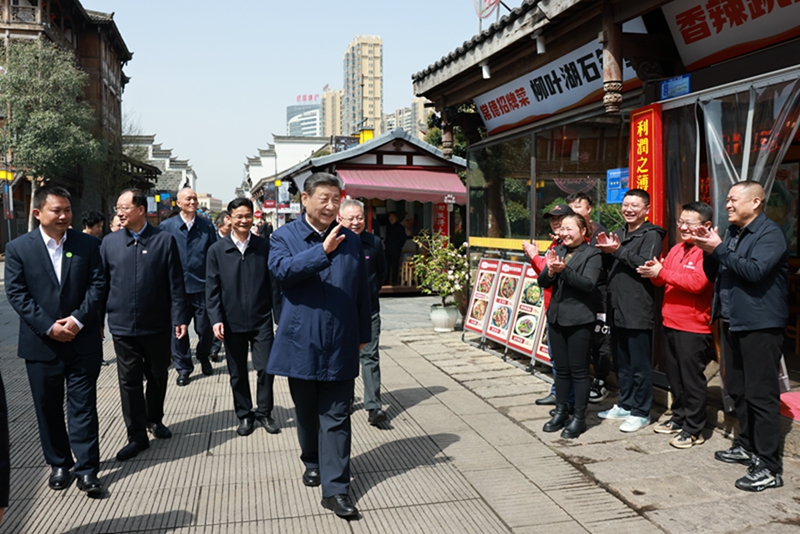 2024年3月19日上午，習近平在常德河街考察時，同店主和游客親切交流。新華社記者 王曄 攝