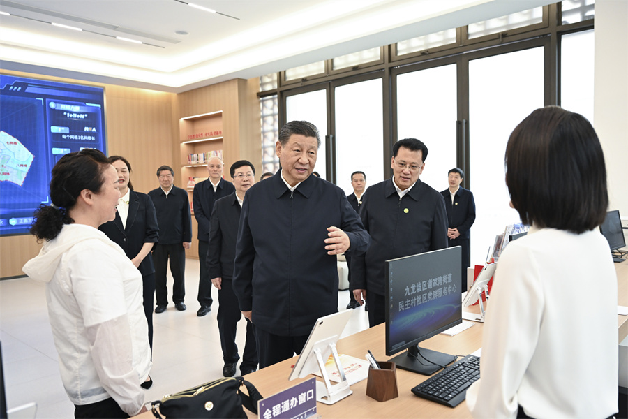 2024年4月22日至24日，中共中央總書記、國家主席、中央軍委主席習(xí)近平在重慶考察。這是22日下午，習(xí)近平在九龍坡區(qū)謝家灣街道民主村社區(qū)考察。新華社記者 謝環(huán)馳 攝