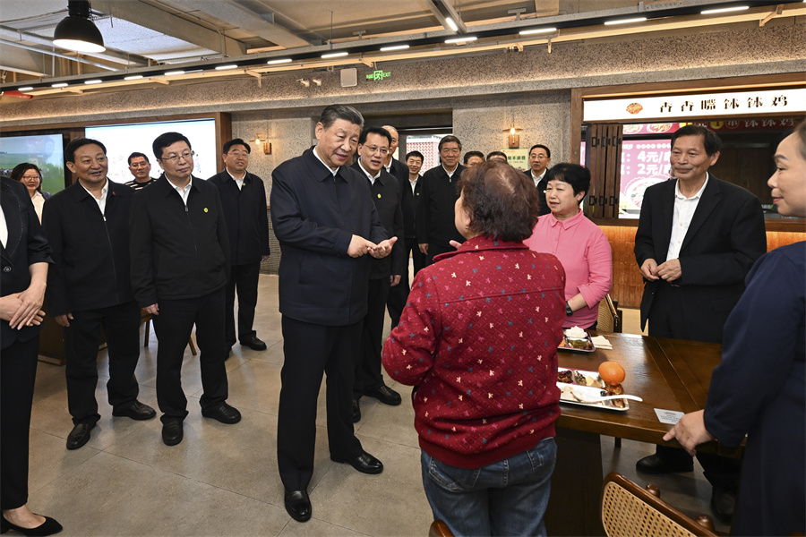 2024年4月22日下午，習(xí)近平在九龍坡區(qū)謝家灣街道民主村社區(qū)考察時，同正在社區(qū)食堂就餐的群眾親切交流。新華社記者 謝環(huán)馳 攝