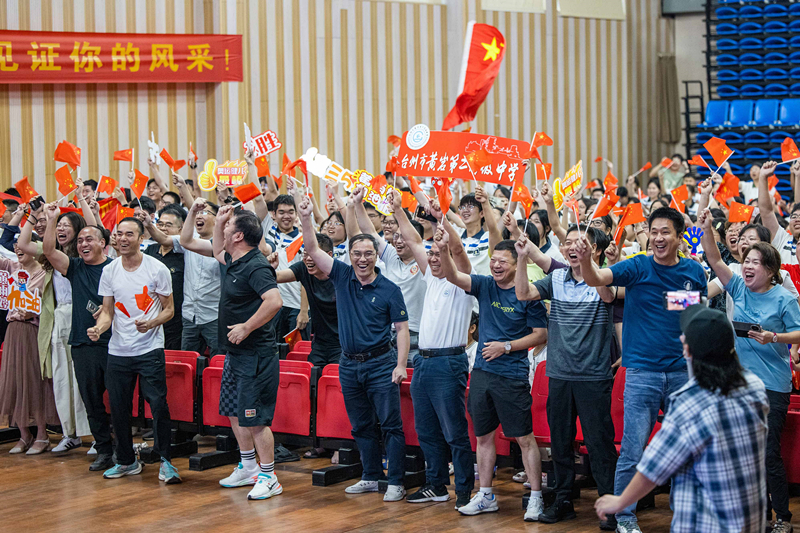 北京時(shí)間7月27日，2024年巴黎奧運(yùn)會(huì)首個(gè)比賽日，在射擊10米氣步槍混合團(tuán)體比賽中，中國(guó)選手黃雨婷/盛李豪獲得金牌。圖為黃雨婷的母校師生們通過(guò)收看奧運(yùn)直播的方式為她加油助威。